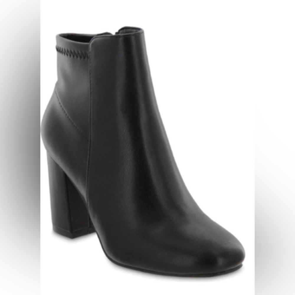 Black heeled bootie
